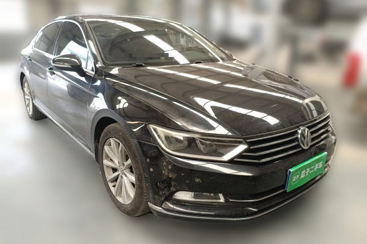 Used Volkswagen Magotan 2017 330TSI DSG Leading Model Front Right 45 Deg