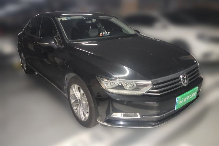 Used Volkswagen Magotan 2017 330TSI DSG Luxury Model Front Right 45 Deg
