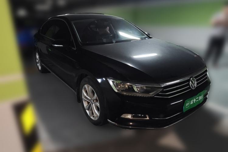 Used Volkswagen Magotan 2017 330TSI DSG Luxury Model Front Right 45 Deg