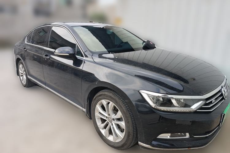 Used Volkswagen Magotan 2017 330TSI DSG Luxury Model Front Right 45 Deg