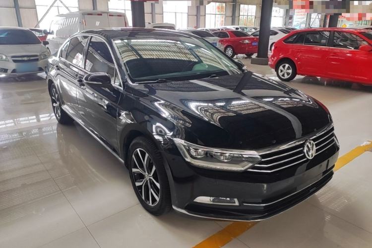 Used Volkswagen Magotan 2017 330TSI DSG Luxury Model Front Right 45 Deg