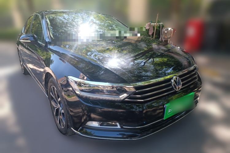Used Volkswagen Magotan 2017 330TSI DSG Luxury Model Front Right 45 Deg