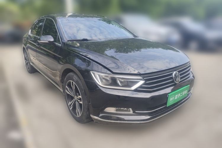 Used Volkswagen Magotan 2017 330TSI DSG Leading Model Front Right 45 Deg