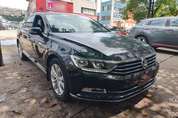 Used Volkswagen Magotan 2017 330TSI DSG Luxury Model Front Right 45 Deg