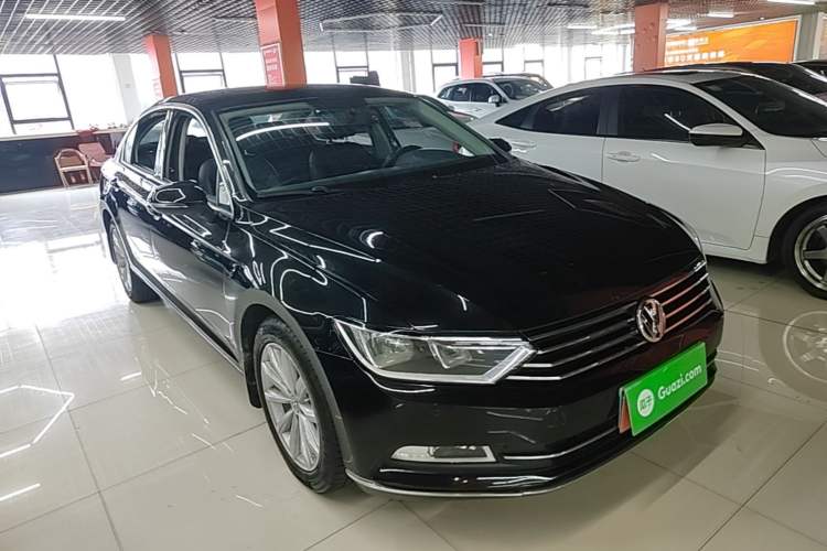 Used Volkswagen Magotan 2017 330TSI DSG Luxury Model Front Right 45 Deg