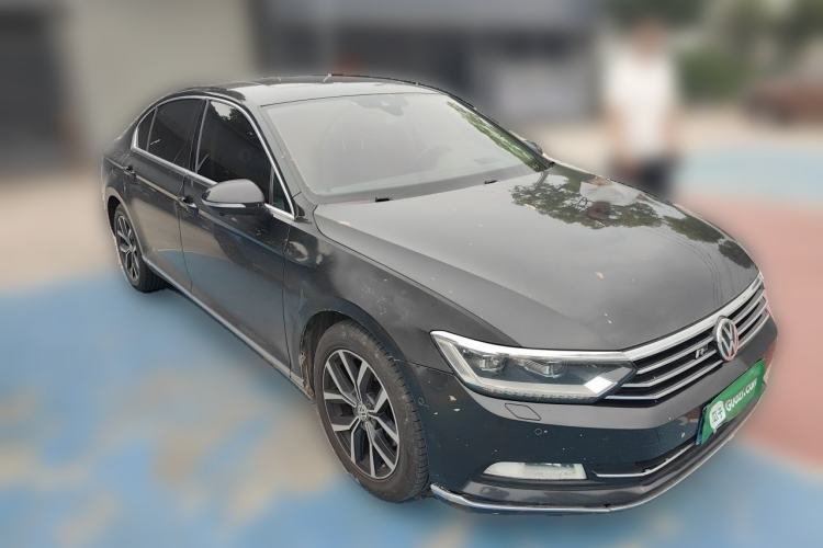 Used Volkswagen Magotan 2017 330TSI DSG Luxury Model Front Right 45 Deg