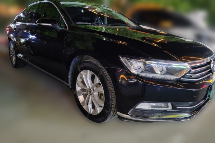 Used Volkswagen Magotan 2017 330TSI DSG Luxury Model Front Right 45 Deg