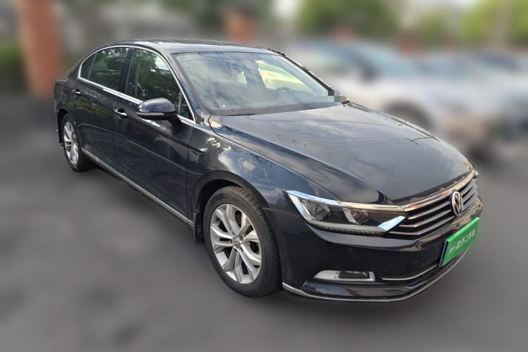 Used Volkswagen Magotan 2017 330TSI DSG Luxury Model Front Right 45 Deg