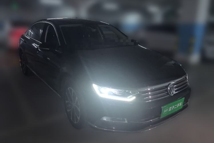 Used Volkswagen Magotan 2017 330TSI DSG Luxury Model Front Right 45 Deg