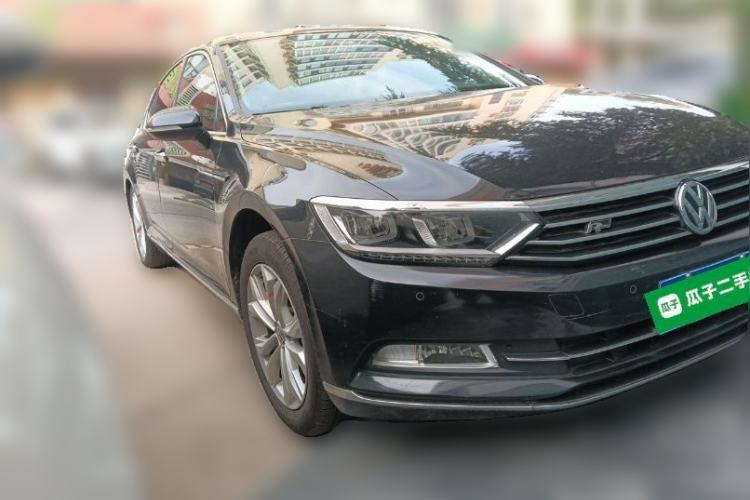 Used Volkswagen Magotan 2017 380TSI DSG Luxury Model Front Right 45 Deg