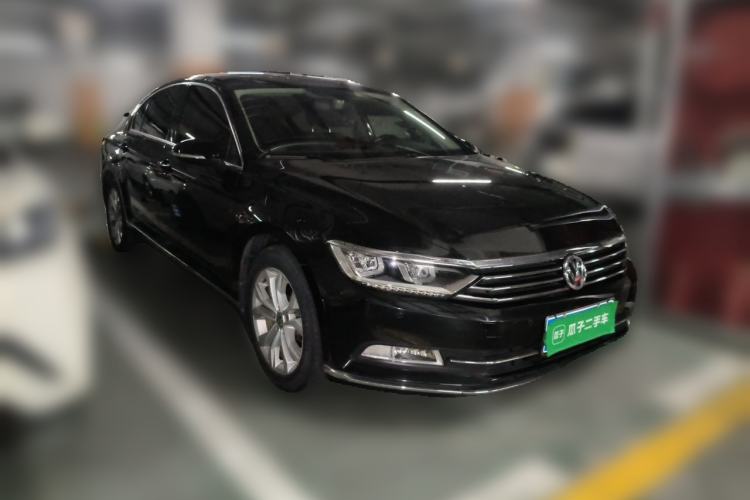 Used Volkswagen Magotan 2017 330TSI DSG Luxury Model Front Right 45 Deg