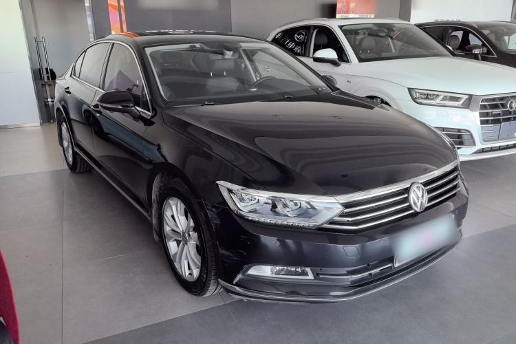 Used Volkswagen Magotan 2017 330TSI DSG Luxury Model Front Right 45 Deg