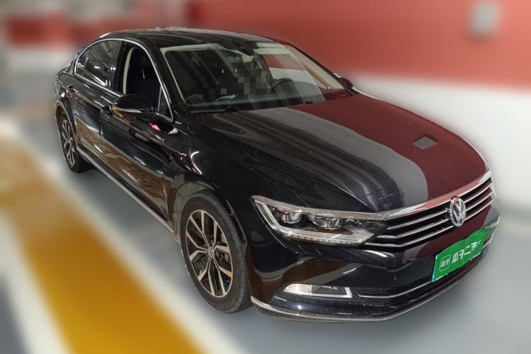 Used Volkswagen Magotan 2017 330TSI DSG Luxury Model Front Right 45 Deg