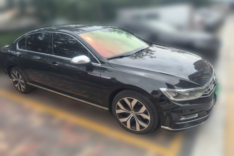 Used Volkswagen Magotan 2017 330TSI DSG Luxury Model Front Right 45 Deg