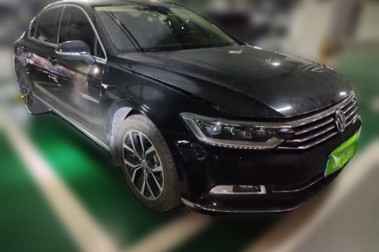 Used Volkswagen Magotan 2017 330TSI DSG Luxury Model Front Right 45 Deg