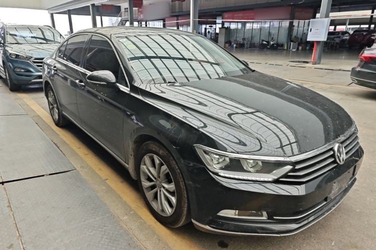 Used Volkswagen Magotan 2017 330TSI DSG Luxury Model Front Right 45 Deg