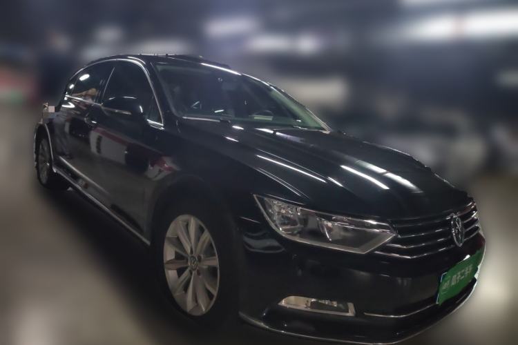 Used Volkswagen Magotan 2017 330TSI DSG Leading Model Front Right 45 Deg