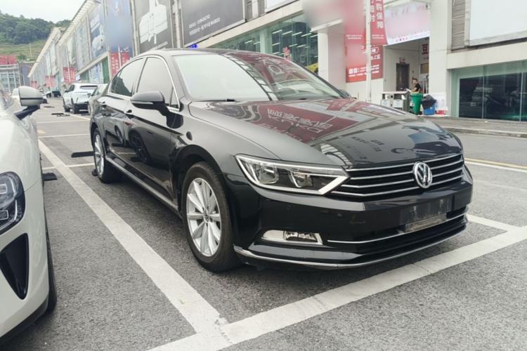Used Volkswagen Magotan 2017 330TSI DSG Leading Model Front Right 45 Deg