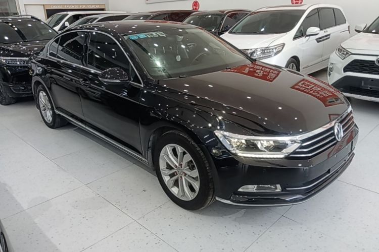 Used Volkswagen Magotan 2017 330TSI DSG Luxury Model Front Right 45 Deg