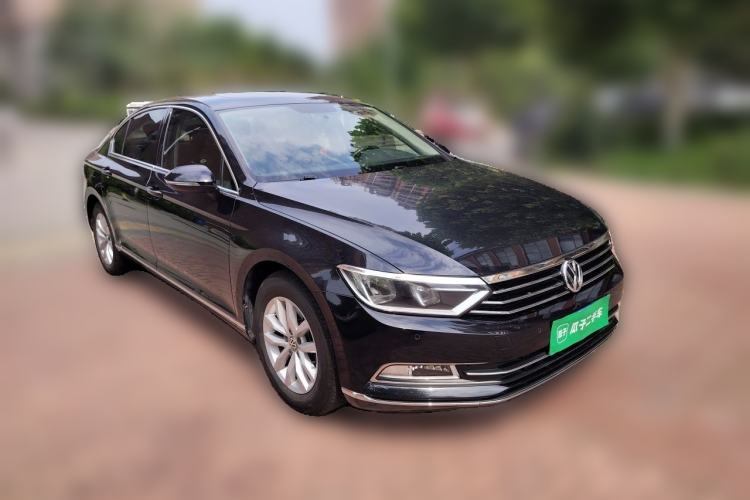 Used Volkswagen Magotan 2017 280TSI DSG Comfort Model Front Right 45 Deg