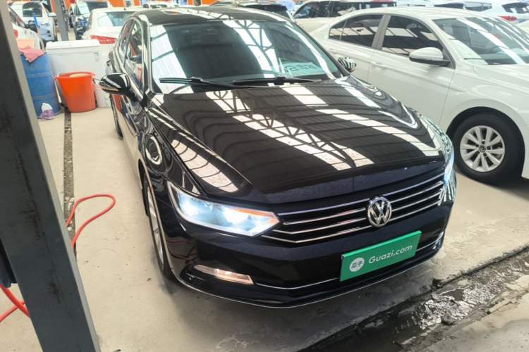 Used Volkswagen Magotan 2017 330TSI DSG Leading Model Front Right 45 Deg
