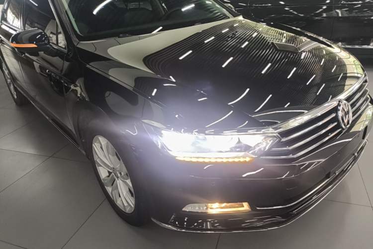 Used Volkswagen Magotan 2017 380TSI DSG Luxury Model Front Right 45 Deg