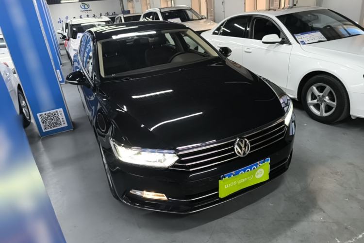 Used Volkswagen Magotan 2017 330TSI DSG Luxury Model Front Right 45 Deg