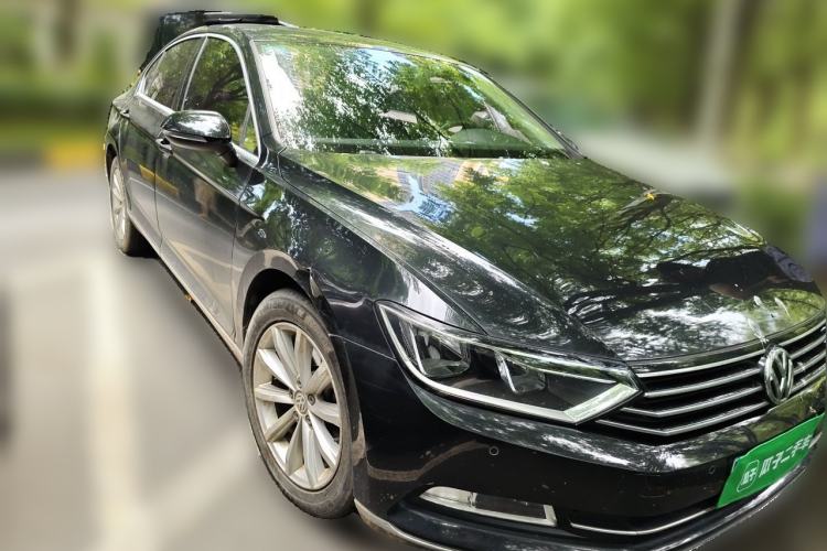 Used Volkswagen Magotan 2017 330TSI DSG Leading Model Front Right 45 Deg