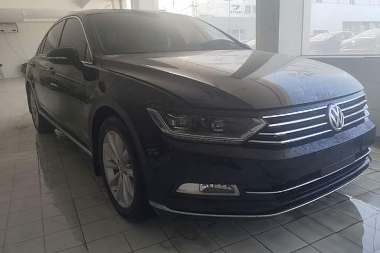 Used Volkswagen Magotan 2017 330TSI DSG Leading Model Front Right 45 Deg