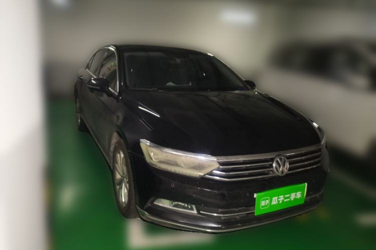 Used Volkswagen Magotan 2017 330TSI DSG Luxury Model Front Right 45 Deg