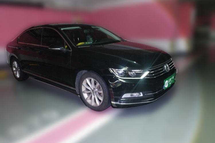 Used Volkswagen Magotan 2017 330TSI DSG Leading Model Front Right 45 Deg