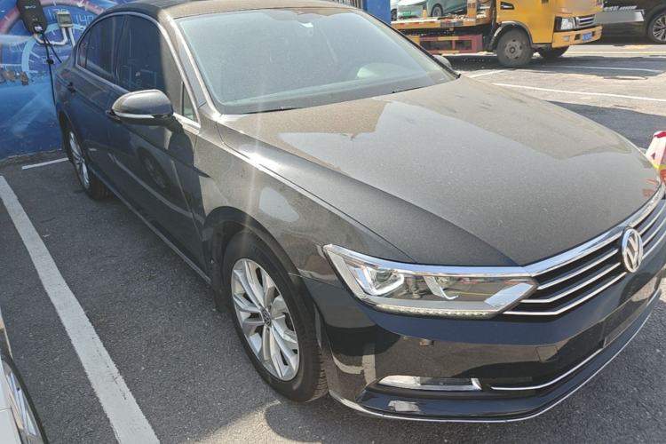 Used Volkswagen Magotan 2017 330TSI DSG Luxury Model Front Right 45 Deg