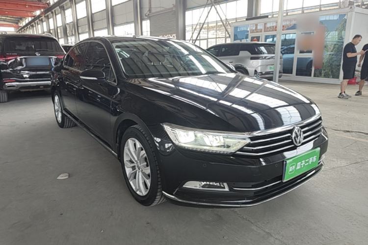 Used Volkswagen Magotan 2017 330TSI DSG Luxury Model Front Right 45 Deg