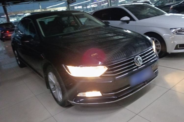 Used Volkswagen Magotan 2017 330TSI DSG Leading Model Front Right 45 Deg
