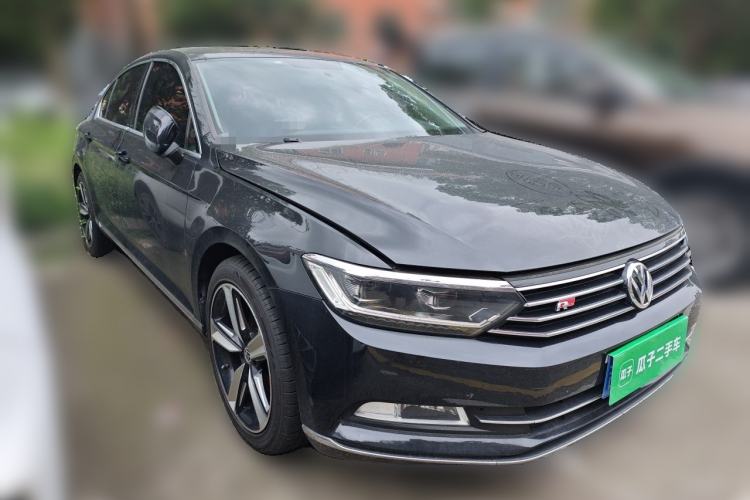 Used Volkswagen Magotan 2017 330TSI DSG Leading Model Front Right 45 Deg