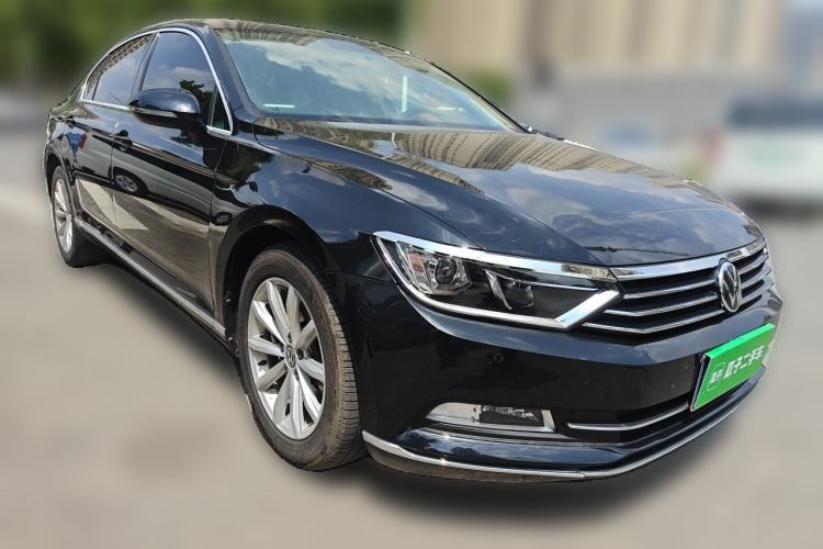 Used Volkswagen Magotan 2017 330TSI DSG Leading Model Front Right 45 Deg