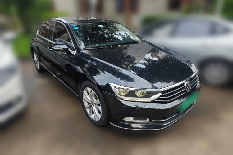 Used Volkswagen Magotan 2017 330TSI DSG Luxury Model Front Right 45 Deg