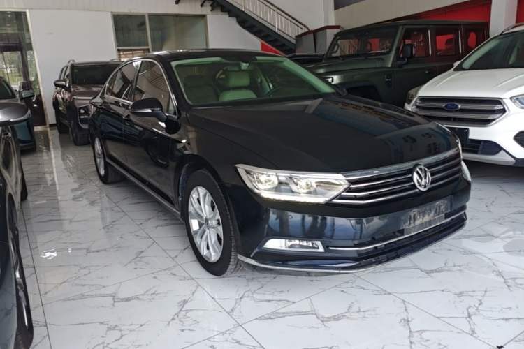 Used Volkswagen Magotan 2017 330TSI DSG Luxury Model Front Right 45 Deg