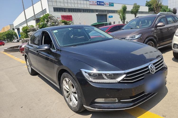 Used Volkswagen Magotan 2017 380TSI DSG Luxury Model Front Right 45 Deg