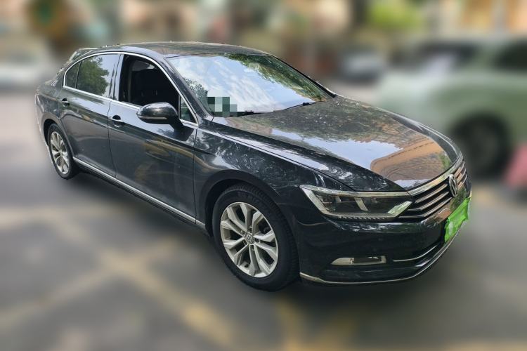 Used Volkswagen Magotan 2017 330TSI DSG Luxury Model Front Right 45 Deg