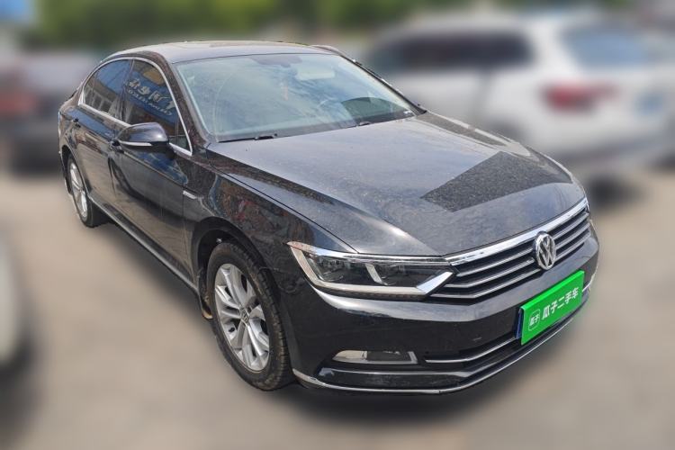 Used Volkswagen Magotan 2017 330TSI DSG Luxury Model Front Right 45 Deg