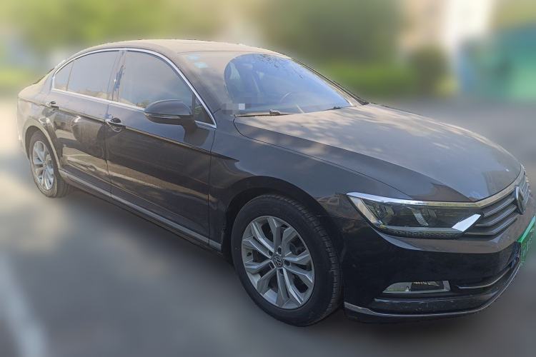 Used Volkswagen Magotan 2017 380TSI DSG Luxury Model Front Right 45 Deg