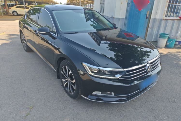 Used Volkswagen Magotan 2017 330TSI DSG Luxury Model Front Right 45 Deg