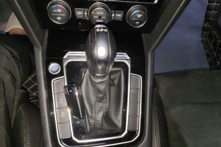 Used Volkswagen Magotan 2017 380TSI DSG Prestige Edition Gear Lever