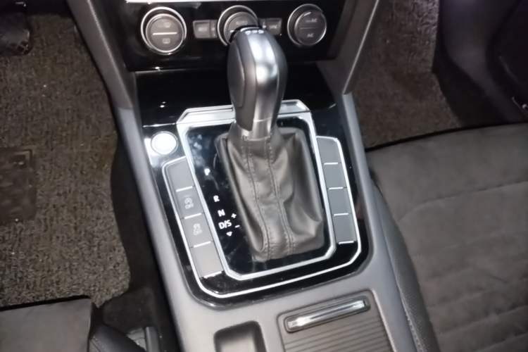 Used Volkswagen Magotan 2017 380TSI DSG Prestige Edition Gear Lever