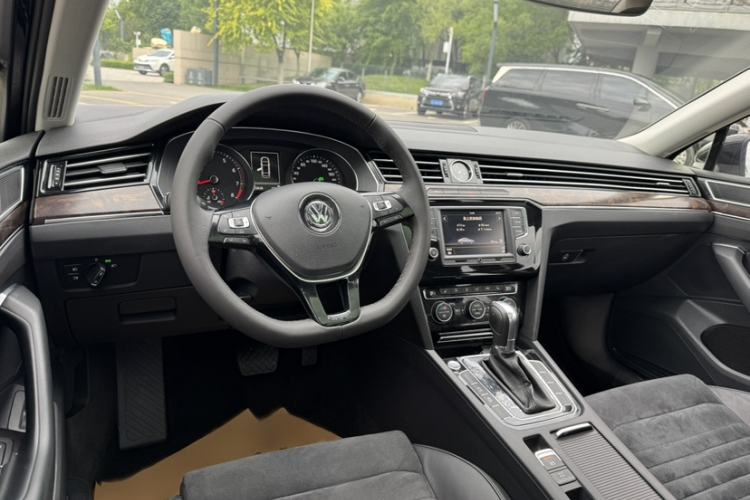 Used Volkswagen Magotan 2017 330TSI DSG Luxury Model Interior 1