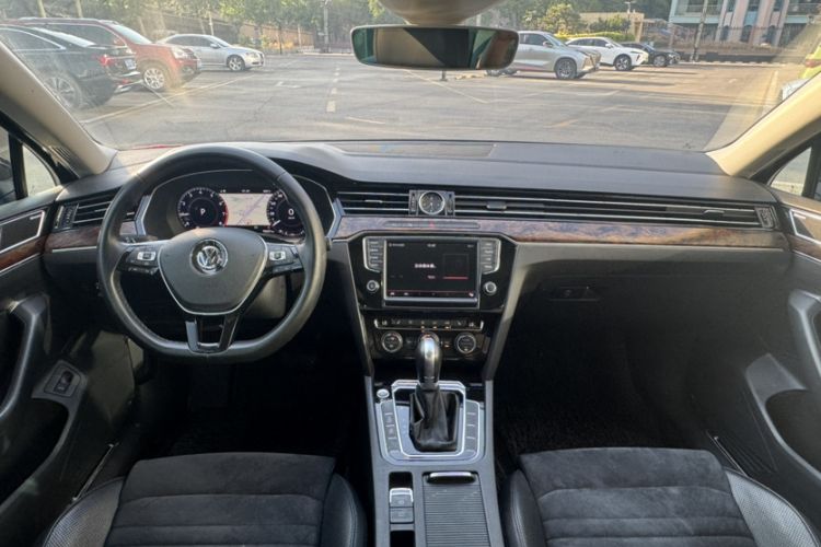 Used Volkswagen Magotan 2017 380TSI DSG Prestige Edition Interior 3