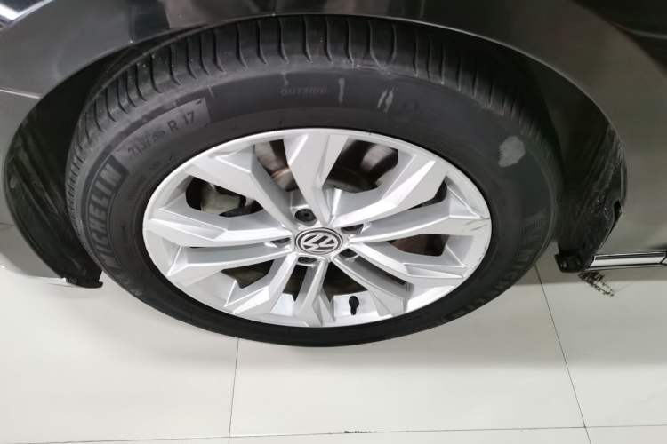 Used Volkswagen Magotan 2017 330TSI DSG Luxury Model Left Front Wheel Hub