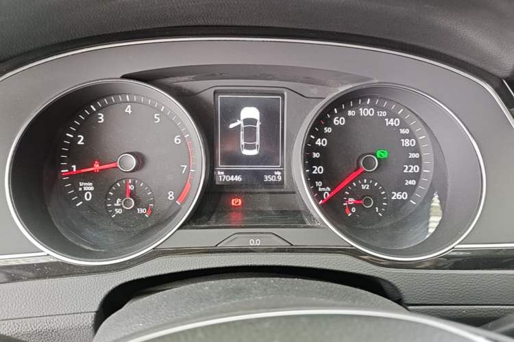 Used Volkswagen Magotan 2017 330TSI DSG Luxury Model Odometer Close Up
