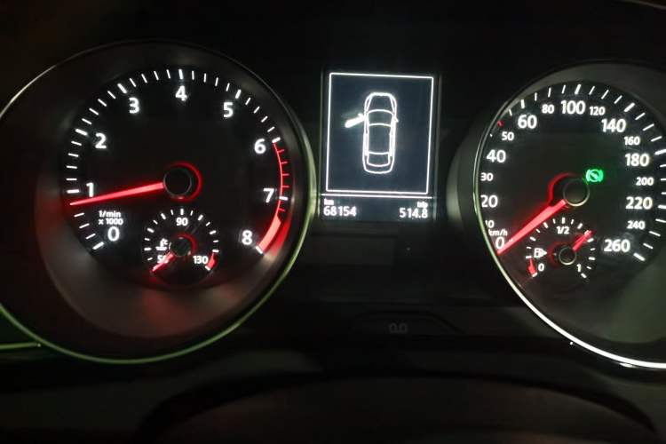 Used Volkswagen Magotan 2017 330TSI DSG Luxury Model Odometer Close Up